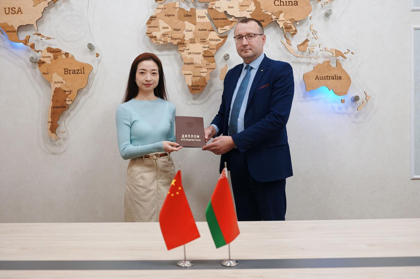 Диплом исследователя получает первая выпускница аспирантуры ИПФ из КНР